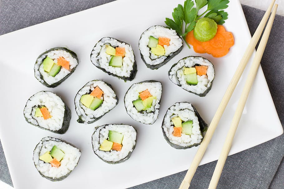 rolos de sushi, colocados, branco, cerâmica, placa, vegetariano, legumes, arroz, ásia, cenoura