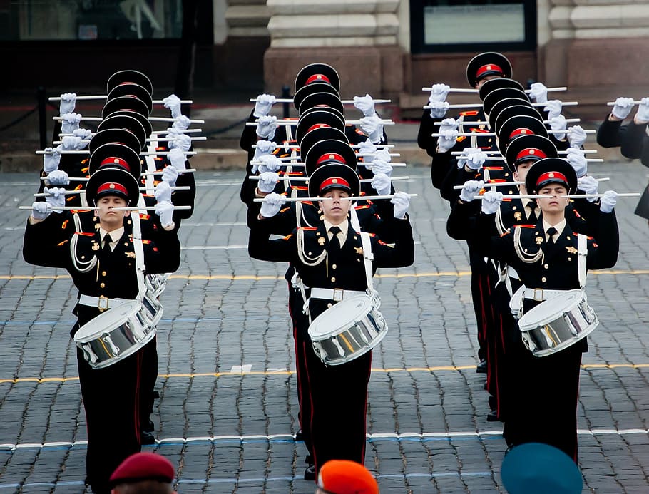 desfile, bateristas, músicos, uniforme, grupo de personas, militar, gobierno, ropa, uniforme militar, personas reales