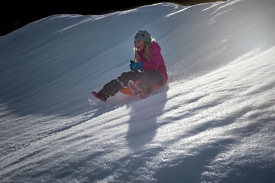 mulher, montando, trenó, campo de neve, criança, menina, bob, cavalgar, deslizar, ladeira abaixo