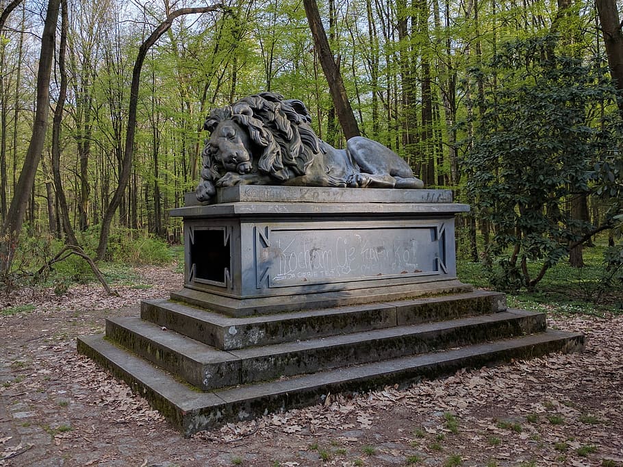 sala de parque, sala, parque, parque histórico en la sala, stobrawa, parque stobrawski, parque paisajístico stobrawski, figura de un león, estatua del león, león