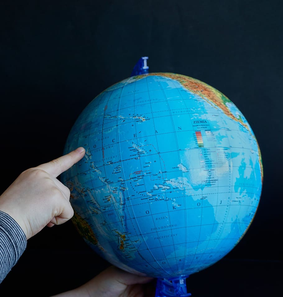 persona, señalando, Pacífico, océano, globo de escritorio, globo, mapa, dedo, tierra, niño
