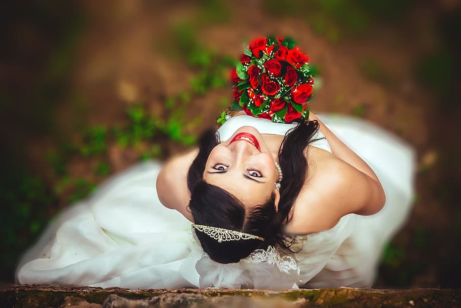 shallow, depth, fields photography, woman, wearing, wedding dress, holding, bouquet, roses, fields