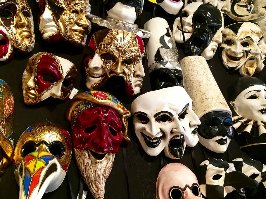 Máscaras faciales de varios colores, montado, pared, Máscaras, Venecia, Máscara veneciana, Italia, cráneo humano, parte del cuerpo humano, marco completo