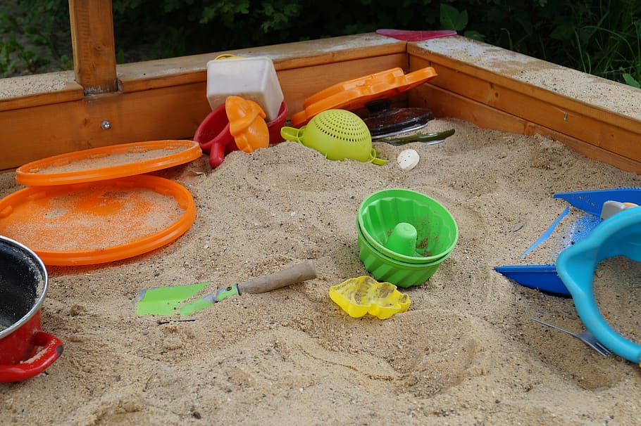 foso de arena, arena, juguetes de arena, moldes, jardín, juguetes, plástico, contenedor, día, cubo de arena y pala