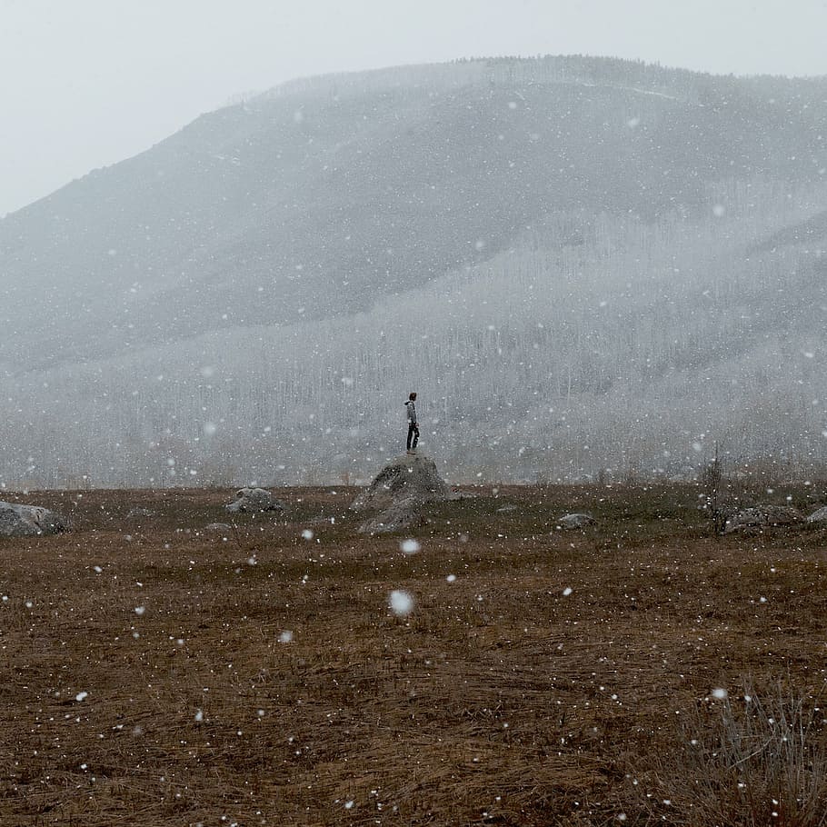 persona, en pie, gris, rock, durante el día, naturaleza, paisaje, rocas, nieve, montaña