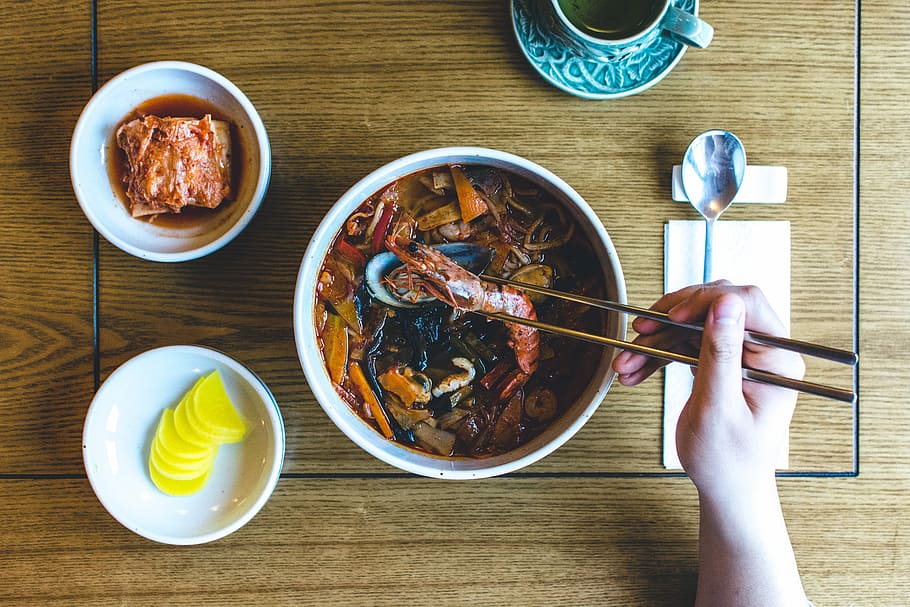 estofado de mariscos coreano, comer, coreano, mariscos, estofado, manos, sopa, vista superior, madera, comida