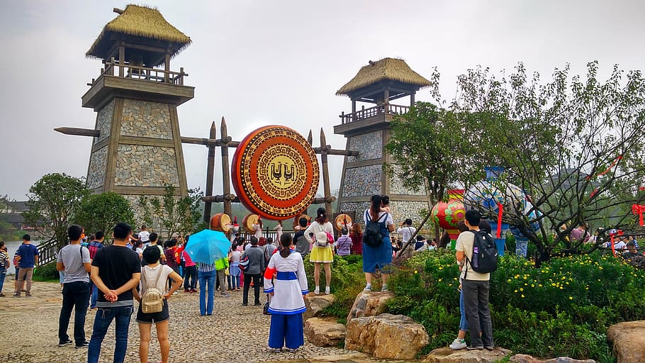 parque cultural de jiangsu orient, parque temático, cultura de la sal, grupo de personas, multitud, gran grupo de personas, arquitectura, personas reales, estructura construida, árbol