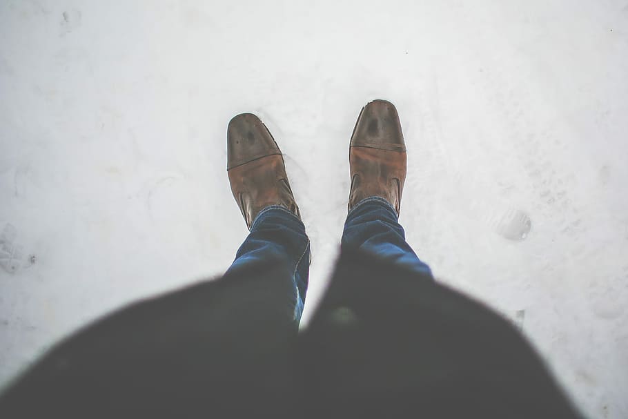 男性の革の靴, 男性, 革, 靴, 雪, 寒さ, ファッション, 紳士, ジーンズ, 男