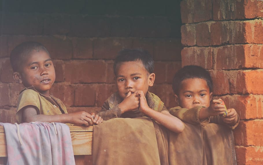Tres, niños, de pie, detrás, pasamanos, pobreza, Madagascar, realeza, tres niños, desnutrición