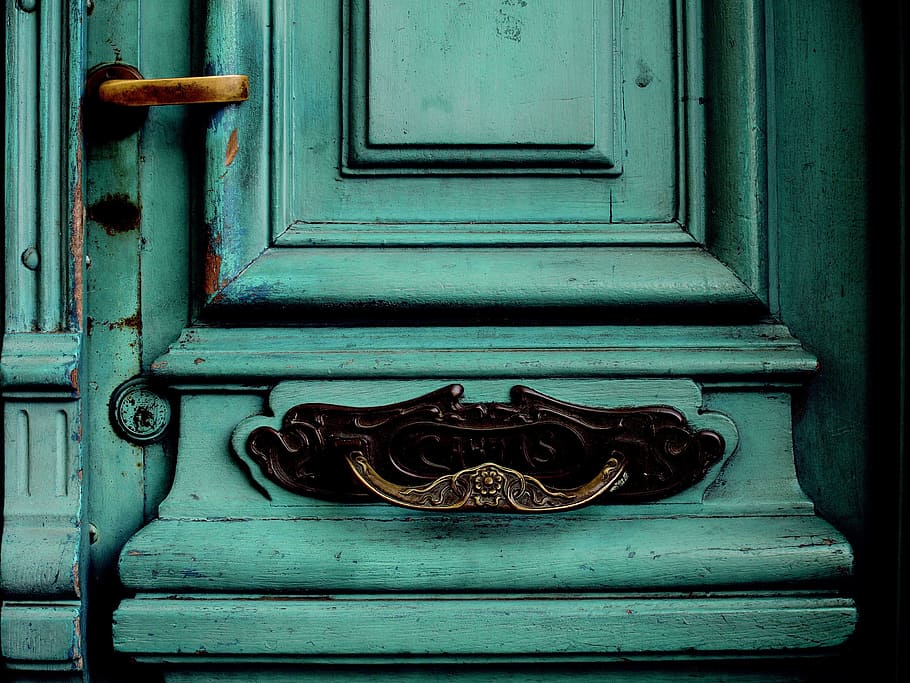 Primer plano, foto, puerta, palanca de la puerta, puerta vieja, cartas de correo, cancelación de puerta, cerradura oxidada, adornos de bronce, decrepitud urbana