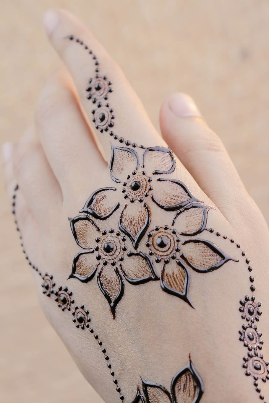 Tato henna di tangan