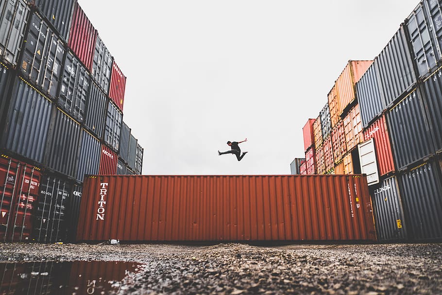 manusia melompat dermaga kontainer, manusia, melompat, wadah, dermaga, orang-orang, angkutan transportasi, kargo kontainer, pelabuhan komersial, pengiriman