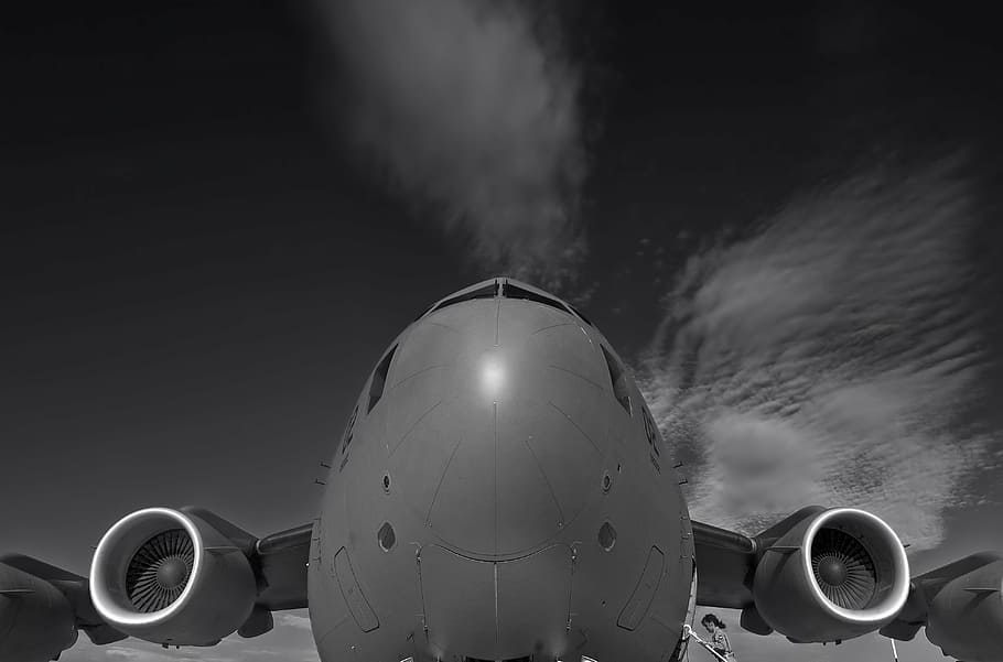 foto en escala de grises, avión, cielo, hungría, c-17, jet, blanco y negro, nariz, motores, nubes