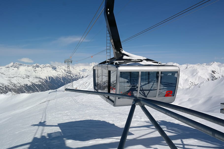 cable car, gondola, aerial tramway, mountain railway, mountain station, arrival, top, summit, capacity, two-lane reversible ropeway
