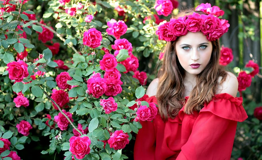 wanita, mengenakan, merah, di luar bahu, atas, mawar, ikat kepala, siang hari, gadis, karangan bunga