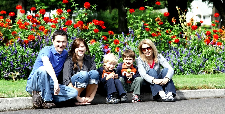 keluarga, duduk, jalan, di samping, merah, bunga poppy, orang tua, anak-anak, potret, di luar ruangan