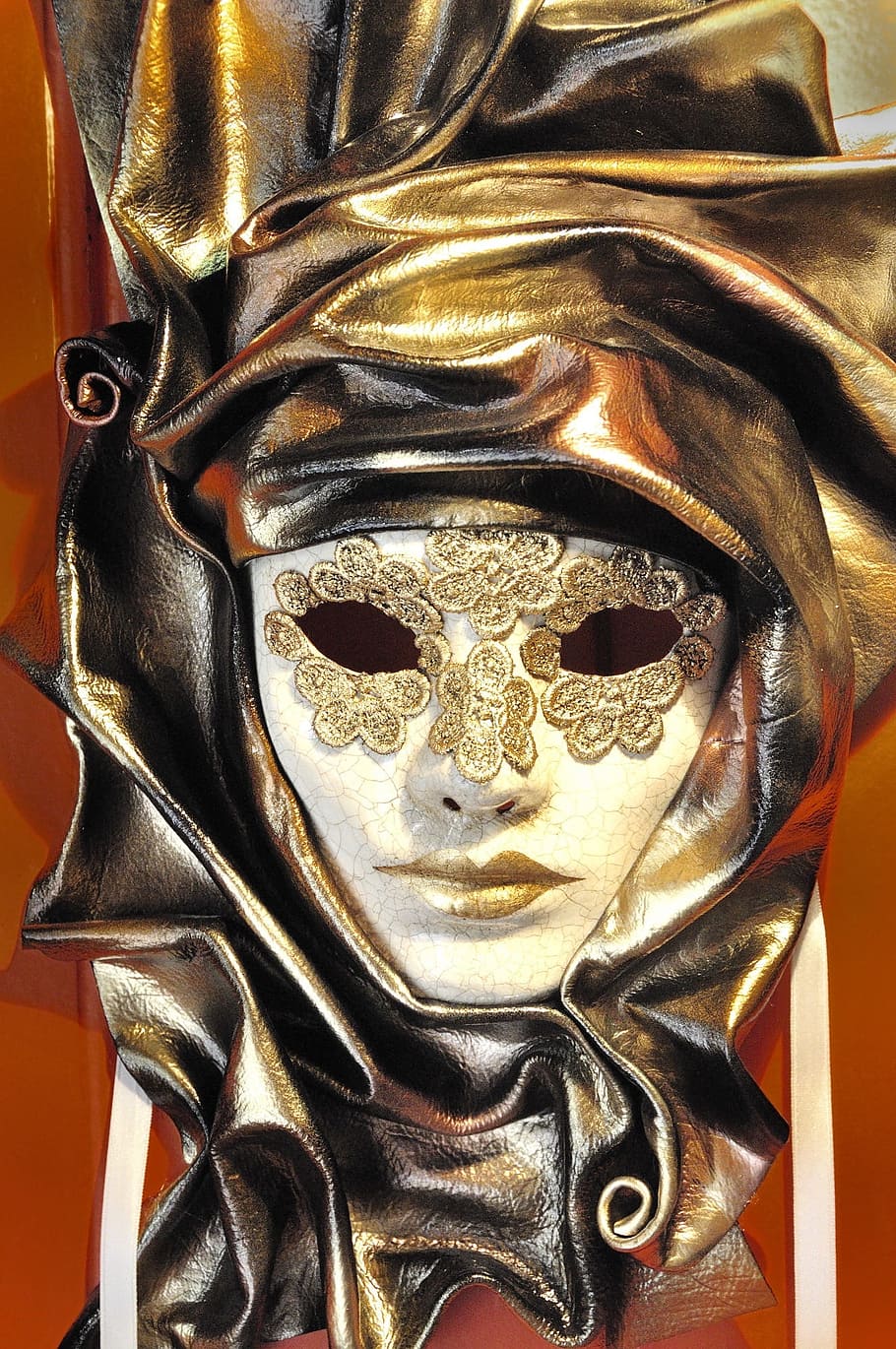 máscara de cuero dorado, colocada, rojo, superficie, máscara, carnaval, venecia, italia, disfraz, cara
