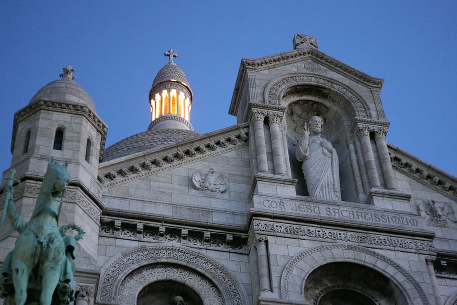 París, basílica del sacré coeur, colina de Montmartre, vista nocturna, iluminación, amanecer, el magnífico edificio, horas de la mañana, edificio, catedral