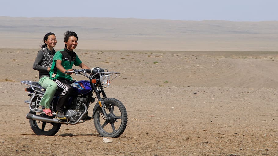 mongolia, alegría, desierto, juventud, movilidad, dos personas, motocicleta, mujeres, transporte, unión