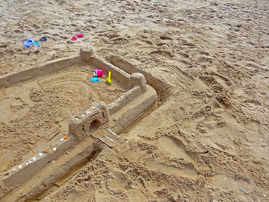 praia de areia, sandburg, brinquedos de areia, praia, lâmina, ancinho, balde, crianças, feriados, férias