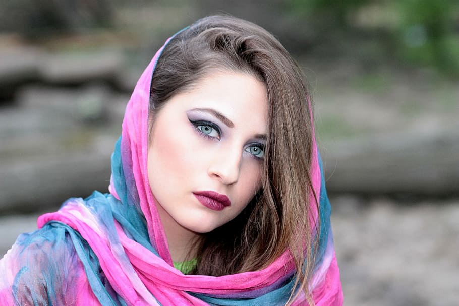 mulher, vestindo, rosa, azul, cocar hijab, menina, cachecol, coberto, oriental, olhos azuis