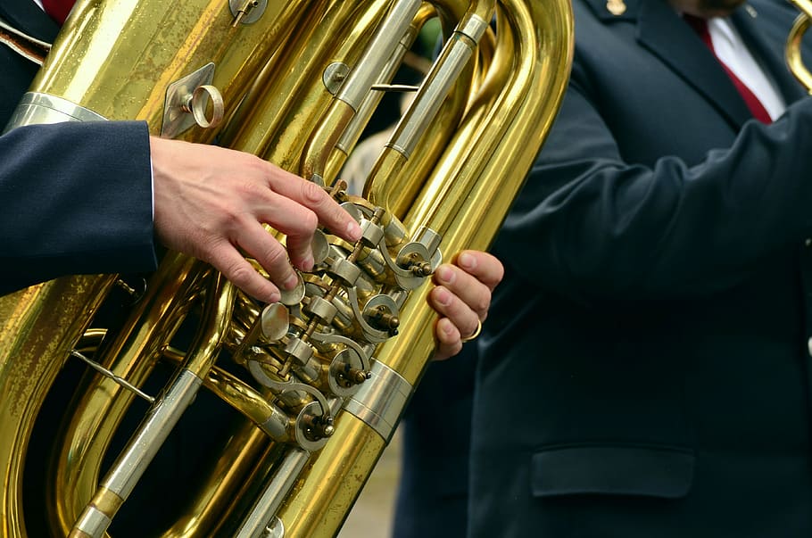 orang, memegang, Prancis, tanduk, tangan, alat musik, tuba, band kuningan, instrumen kuningan, instrumen angin