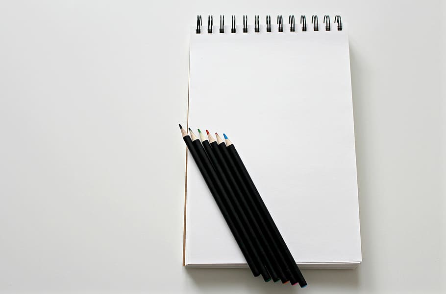 cinco, canetas coloridas de cores sortidas, branco, caderno espiral, caderno, tinta, canetas, lápis de cor, mesa, local de trabalho