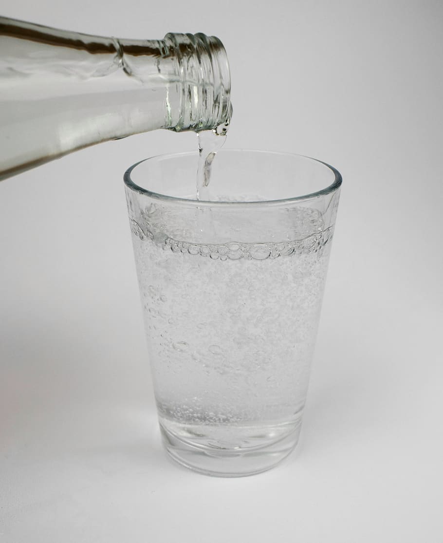 air, minuman, air mineral, gelas, botol, botol kaca, tuang, kaca, gelas minum, peralatan rumah tangga