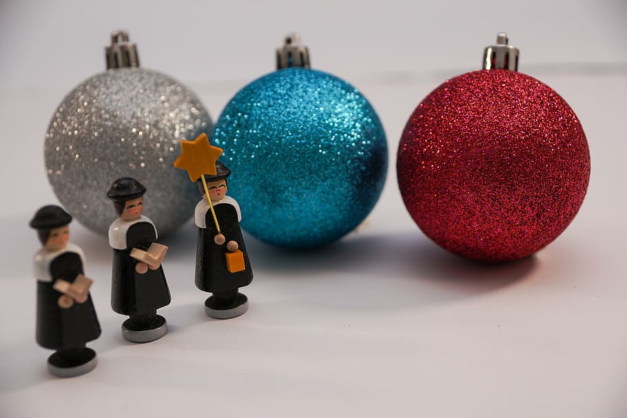 several, assorted-color baubles, three, black-and-brown plastic miniatures, christmas, carolers, singer, singers, star, advent