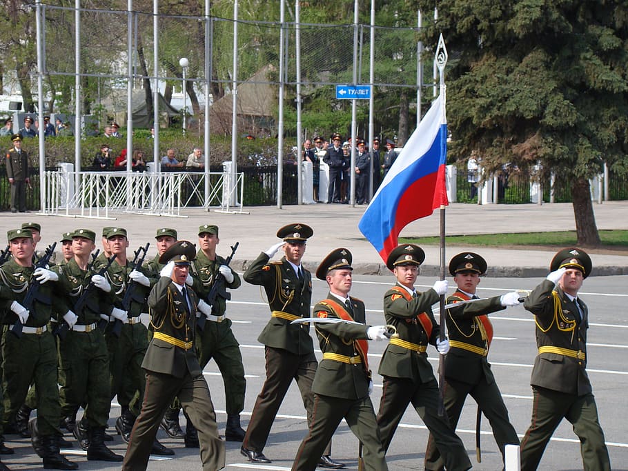 grupo, militar, hombres, marchando, sosteniendo, bandera rusa, desfile, día de la victoria, samara, rusia