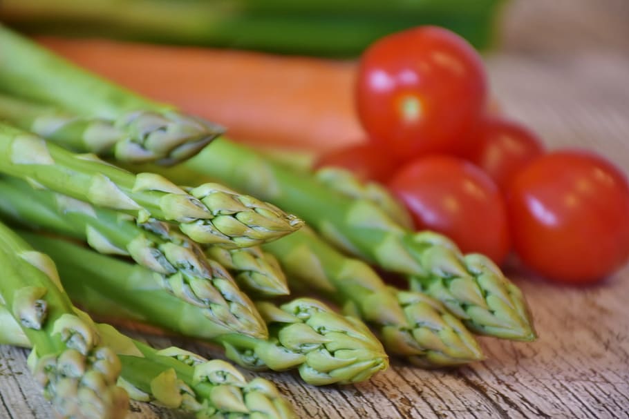 Espárragos, verde, espárragos verdes, tomates, tiempo de espárragos, saludable, comer, verduras, mercado, vitaminas