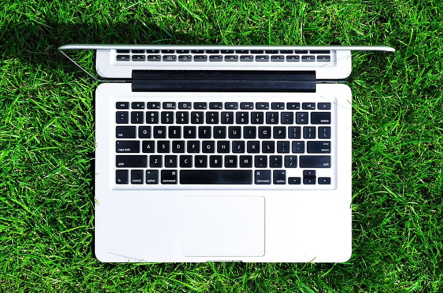 fotografía plana, macbook air, superior, verde, campo de hierba, computadora portátil, computadora, PC, cuaderno, inalámbrico