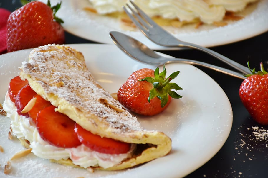 white, flat, bread, strawberries, top, plate, strawberry cake, omelette, egg omelette, cream