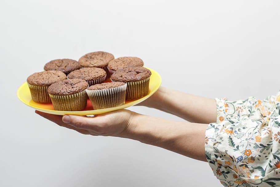 muffins de chocolate, chocolate, muffins, bolo, muffin de chocolate, cupcake, cupcakes, mãos, muffin, pessoa