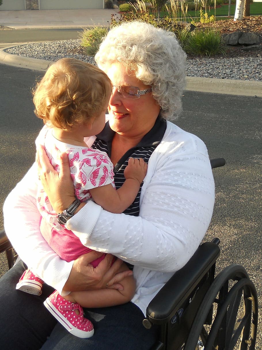 mujer, sentado, silla de ruedas, transporte, niña, abuela, nieta, bebé, senior, amor