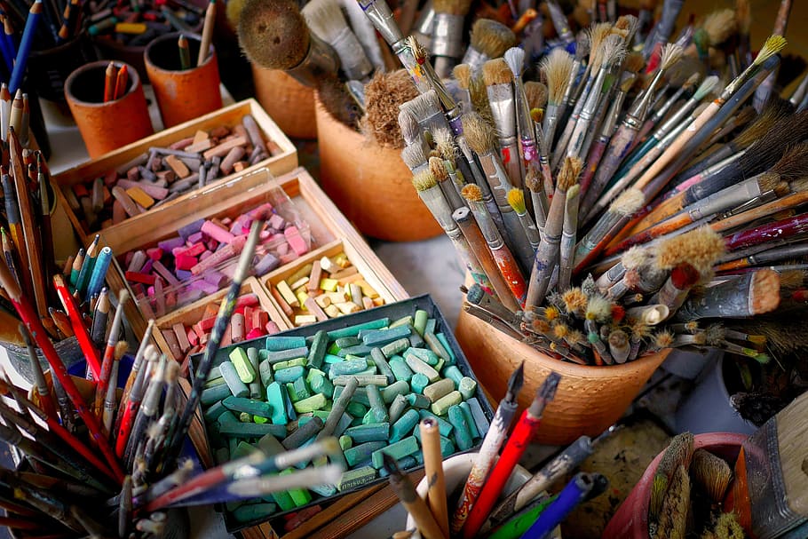 assorted-color pencils, makeup brushes, brush, chalk, color, artists, atelier, paint, colorful, colored pencils