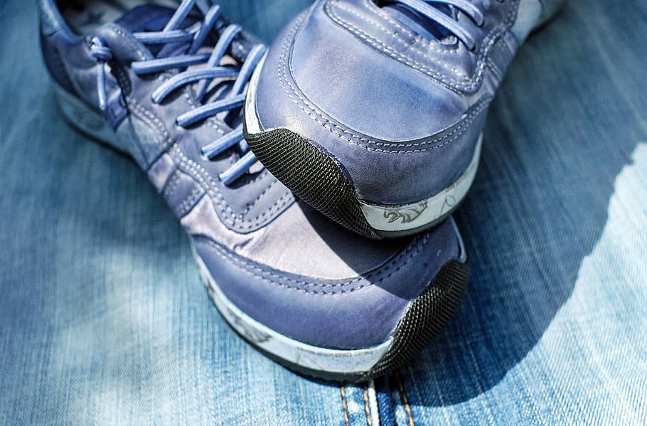 fotografía de primer plano, azul, correr, zapatos, calzado deportivo, zapato, blue jeans, suela de goma, negro, ropa