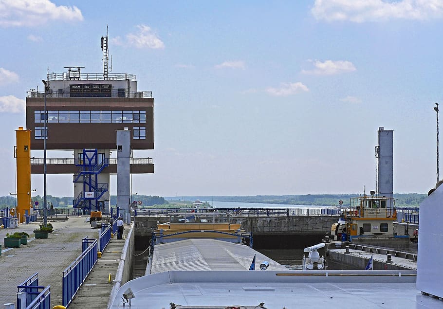 twenty-meter-lock, almost to the top, lock chamber filled, control tower, view over the danube plain, slovakia, danube side channel, from gabcikovo to bratislava, sky, industry