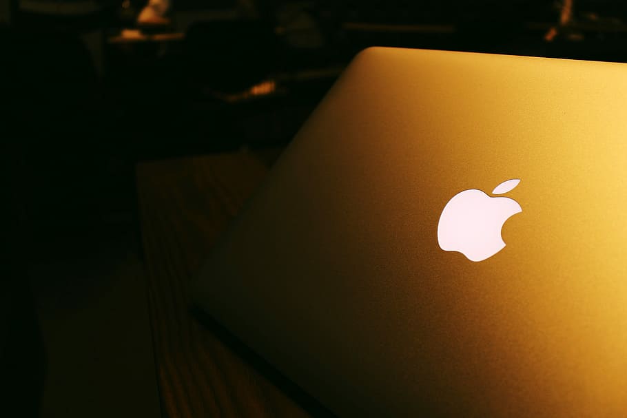 macbook, pro, noche, logo de apple, Macbook Pro, en la noche, noche con, apple, iluminado, logo