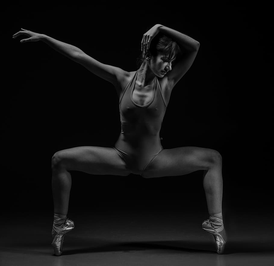 mulher bailarina, executando, acrobacias, fotografia em escala de cinza, bailarina, collants, balanceamento, dicas, dedos do pé, escala de cinzentos