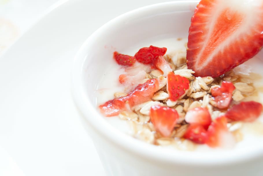 strawberry, cereal, cup, sliced, fruit, mixed, oats, white, ceramic, bowl