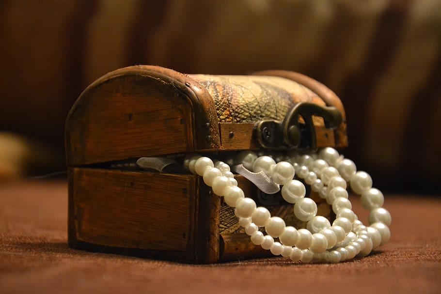 white, pearl necklace, brown, wooden, dome chest, white pearl, chest, coffer, box, packaging