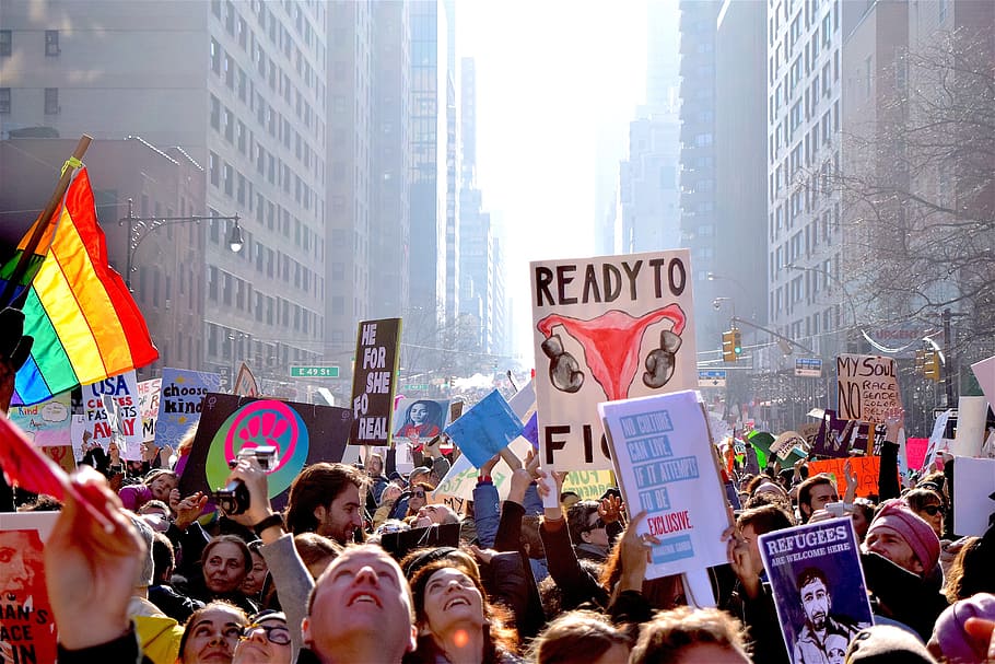 pessoas segurando placas, marcha feminina, política, manifestação, humano, direitos, mulheres, internacional, dia, em todo o mundo