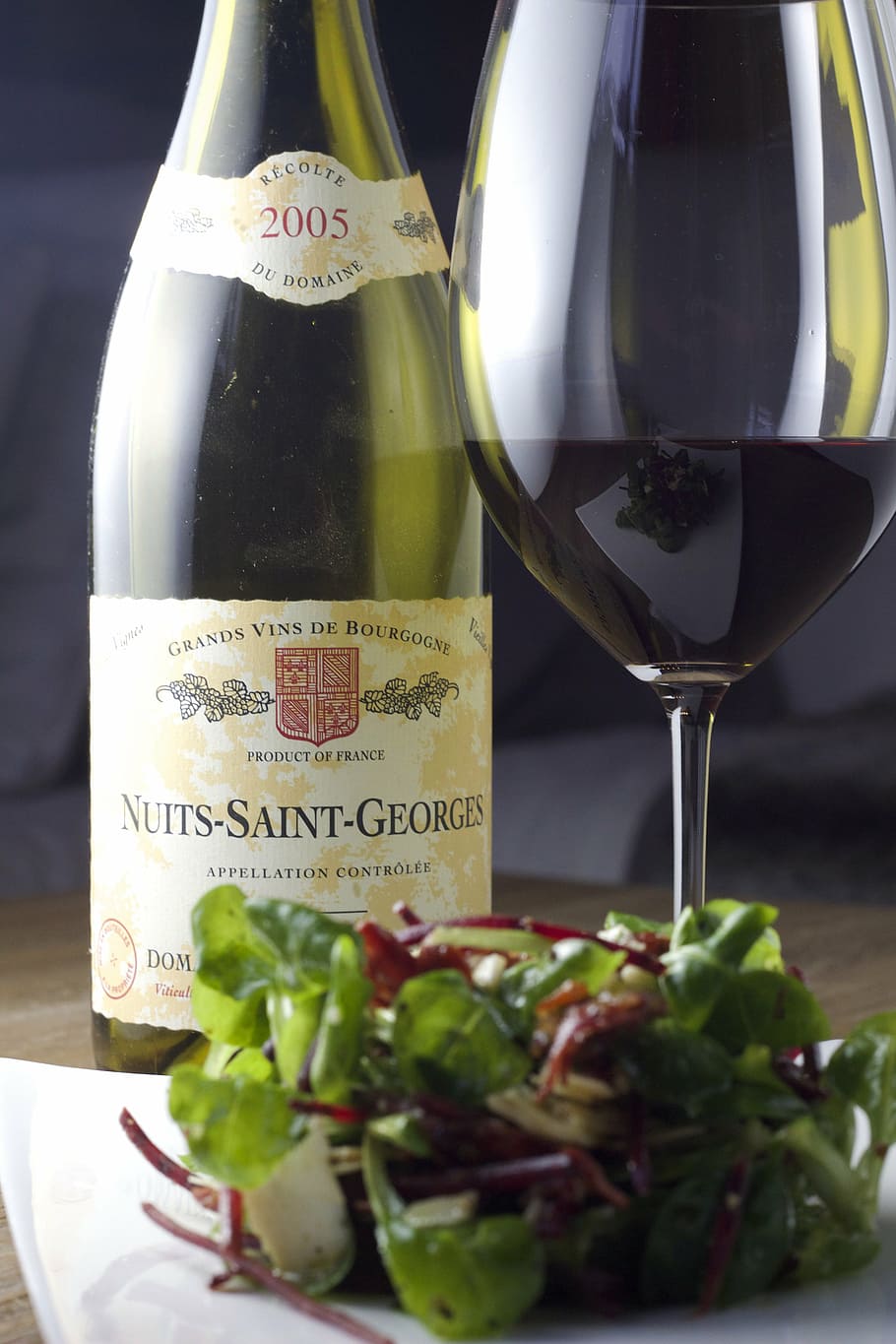 botol nuits-saint-georges, di samping, piring, gelas anggur, berdaun, sayuran, makan malam, salad, anggur, gelas
