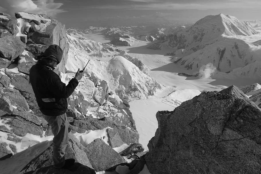 Fotografía en escala de grises, hombre, de pie, acantilado, paisaje, montañismo, guardabosques, campamento, radio, walkie talkie