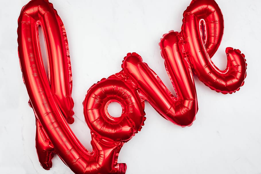 amor, globos, valentines, rojo, flatlay, globo, forma, palabra, fondo blanco, tiro del estudio