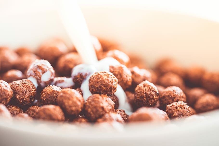 bolas de cereal de chocolate # 2, Leite, Vertendo, Cereal, Bolas de chocolate, tigela, café da manhã, chocolate, alimentos, foodie