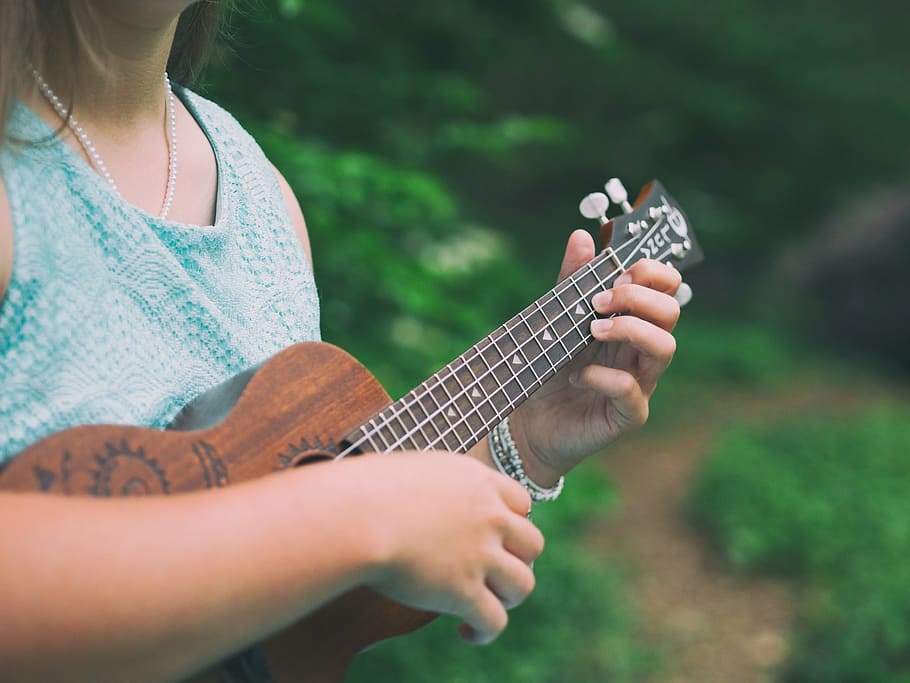mulher, tocando, ukulele, ao ar livre, pessoas, menina, musical, instrumento, músico, jogar