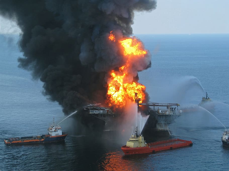 fuego en barco, explosión de plataforma petrolera, fuego, desastre, llamas, humo, bomberos, barcos, agua, mar