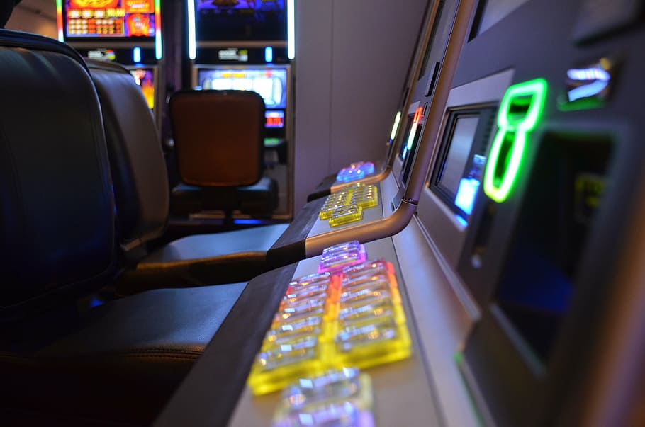 mesin slot yang dihidupkan, mesin slot, perjudian, kecanduan, slot, kasino, papan kasino, arcade, spielothek, perjalanan